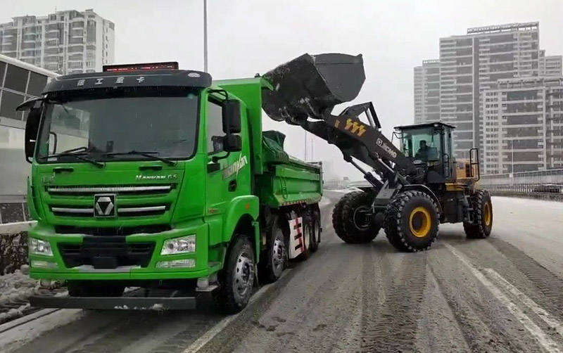 除雪保畅通，j9九游会老哥俱乐部交流区汽车在行动